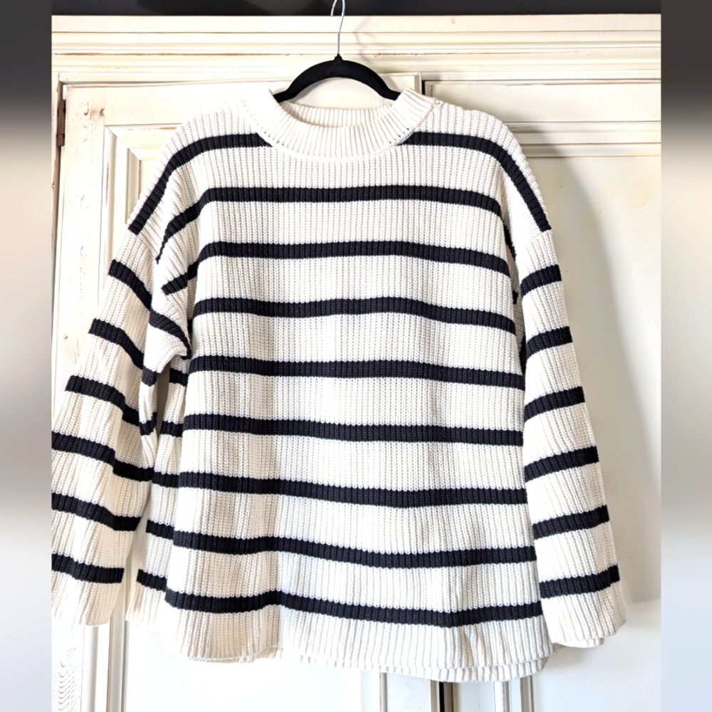 H&M classic black and cream chunky knit sweater. Size M